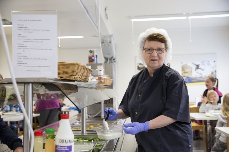 Kulleron päiväkoti Rovaniemen Sinetässä sai Makuaakkoset-diplomin ruokailun kehittämisestä. Ruokapalvelutyöntekijä Pirjo Lilja.
