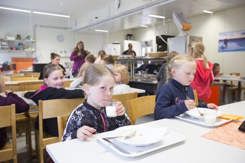 Kulleron päiväkoti Rovaniemen Sinetässä sai Makuaakkoset-diplomin ruokailun kehittämisestä. Edessä Viivi, oikealla Viia