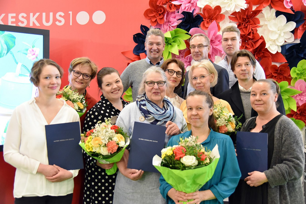 Kuvassa etualalla palkintojen saajat ja ylärivissä palkintojen luovuttajat eli Jaakko Kolmosen rahaston asiamies Petri Kolmonen (vasemmalla) joukkoineen.